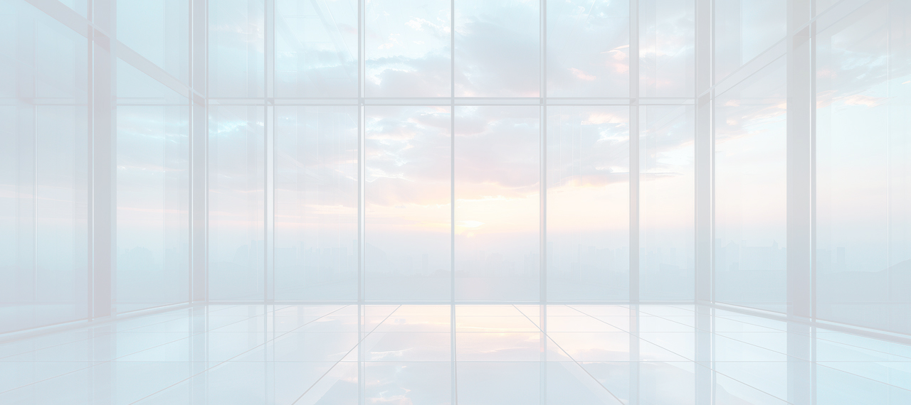 Blick auf einen Sonnenuntergang aus einer Fensterfront.